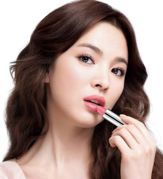 Quảng bá cho bộ sản phẩm son môi mới, Song Hye Kyo khiến đốn gục hàng triệu trái tim với vẻ đẹp lúc quyến rũ, gợi cảm, lúc tươi sáng trẻ trung.
