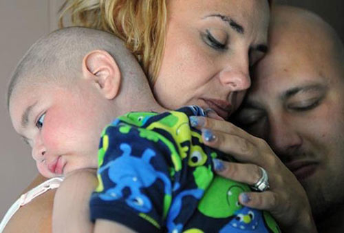 Cảm động bé trai sắp qua đời làm phù rể cho bố mẹ - 1