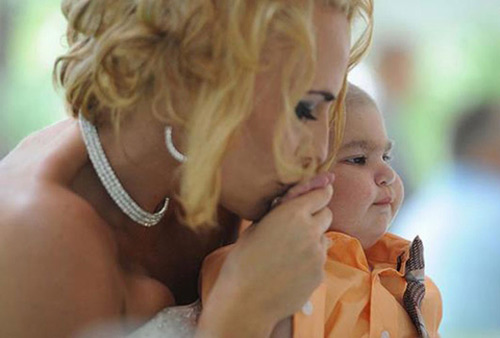 Cảm động bé trai sắp qua đời làm phù rể cho bố mẹ - 3