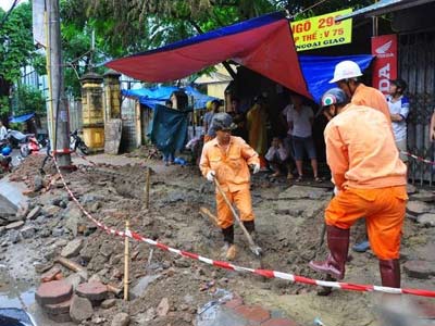 Đào vỉa hè bị điện giật: EVN Hà Nội nói gì? - 1