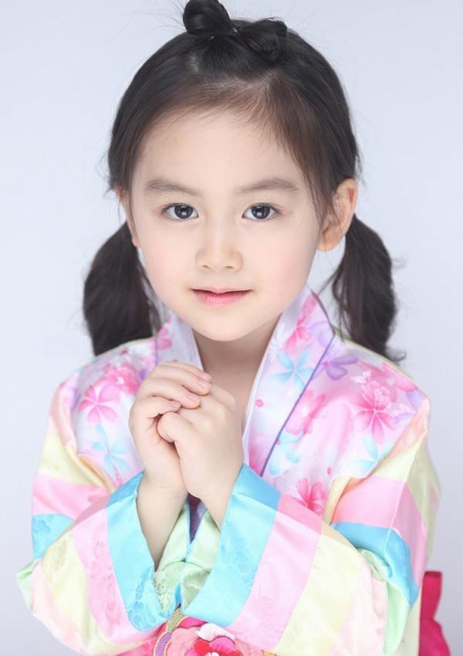 Trong dàn sao nhí gốc Việt, bên cạnh 'tiểu Psy' Hwang Min Ho, thì  công chúa nhỏ Yoon Da Young cũng là cái tên nhận được nhiều sự yêu mến ở xứ sở Kim Chi.
