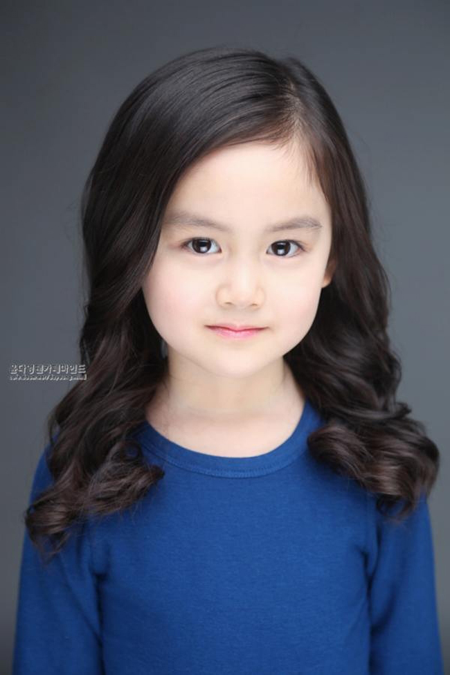 Ở Hàn, cô bé đã trở nên nổi tiếng nhanh chóng khi xuất hiện trong chương trình Hello Baby. Cô bé cùng 2 sao nhí khác là Leo và Lauren đóng vai con của những ông bố “hờ” do các thành viên nhóm nhạc nam MBLAQ thủ vai.
