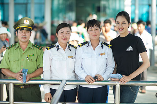 Á hậu Hoàng Anh kêu gọi bảo vệ gấu - 1