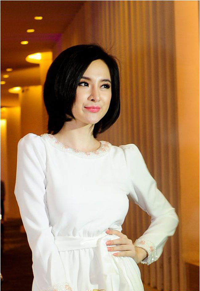 Kiểu tóc đen ngắn và bộ đầm trắng không hợp tuổi khiến Phương Trinh như quý cô U30.
