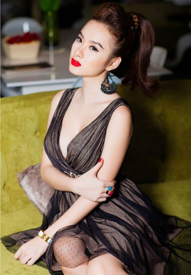 Chuộng váy đầm sexy và gout trang điểm đậm, Angela Phương Trinh thường xuyên trông mặn mà, quyến rũ hơn tuổi.
