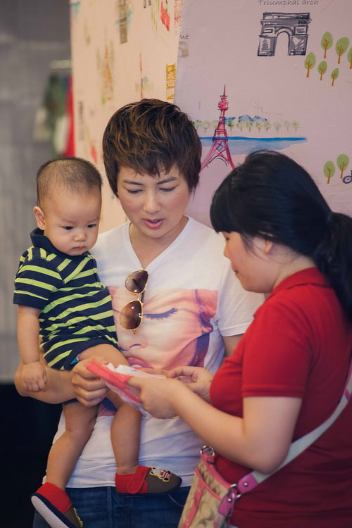 Thúy Vinh lần đầu đưa con trai ra phố - 3