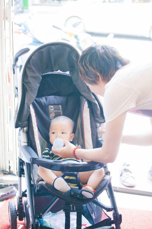 Thúy Vinh lần đầu đưa con trai ra phố - 11