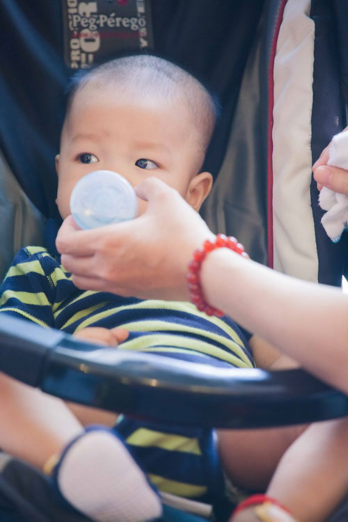 Thúy Vinh lần đầu đưa con trai ra phố - 12