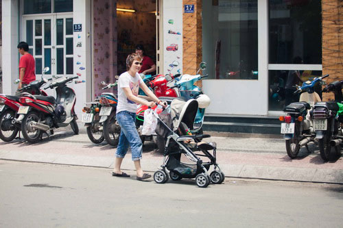 Thúy Vinh lần đầu đưa con trai ra phố - 14