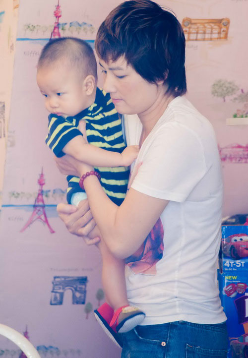 Thúy Vinh lần đầu đưa con trai ra phố - 4
