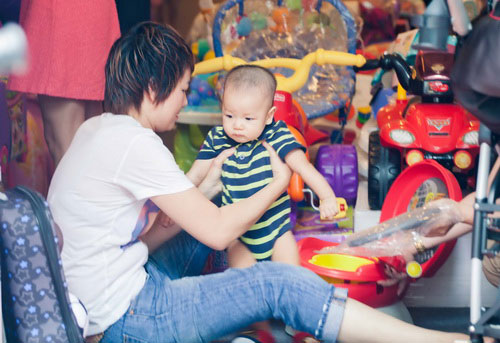 Thúy Vinh lần đầu đưa con trai ra phố - 9