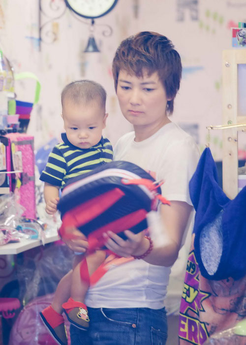 Thúy Vinh lần đầu đưa con trai ra phố - 5