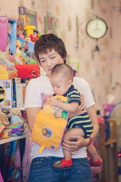 Thúy Vinh lần đầu đưa con trai ra phố - 7