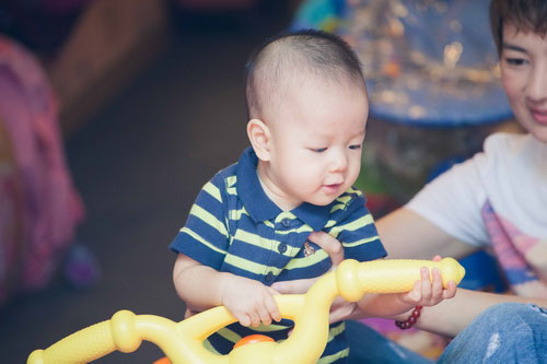 Thúy Vinh lần đầu đưa con trai ra phố - 10