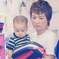 Thúy Vinh lần đầu đưa con trai ra phố