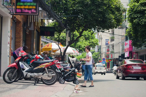 Thúy Vinh lần đầu đưa con trai ra phố - 2