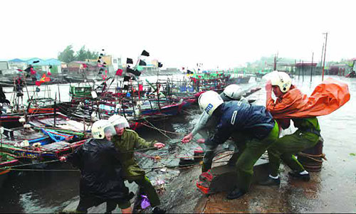 Đêm 7/8, bão số 6 tấn công các tỉnh phía Đông Bắc bộ - 2