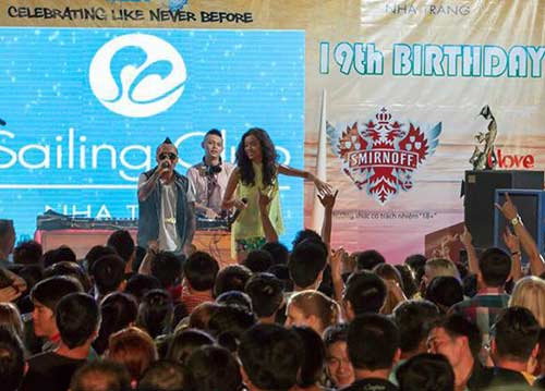 Cô gái lai 14 tuổi gây sốt quot;I love Vietnam 2quot; - 4