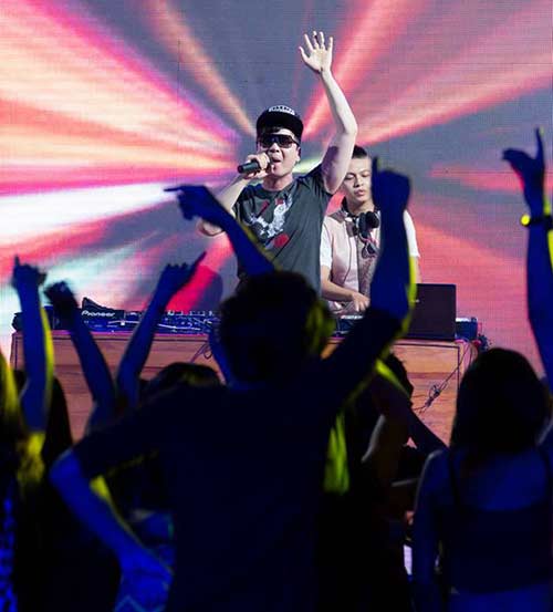 Cô gái lai 14 tuổi gây sốt quot;I love Vietnam 2quot; - 1