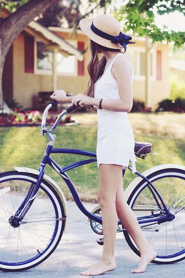 Mùa hè, khoảnh khắc những cô gái diện váy ngắn xinh tươi dạo phố với xe đạp luôn mang đến cảm giác thú vị, trong trẻo cho phái mạnh.

