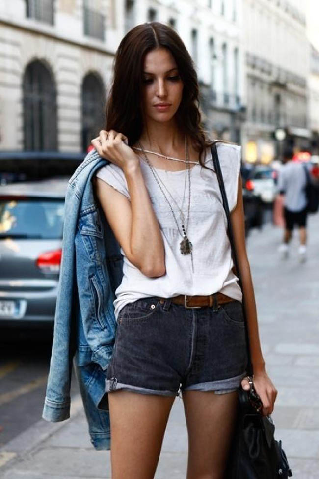 Mùa hè, hình ảnh cô gái năng động và khỏe khoắn với style sooc jeans kết hợp áo pull xuống phố luôn thu hút ánh nhìn ngưỡng mộ của cánh mày râu.
