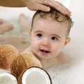 Làm mẹ - Tắm nước dừa bé trắng da, ngược đời!