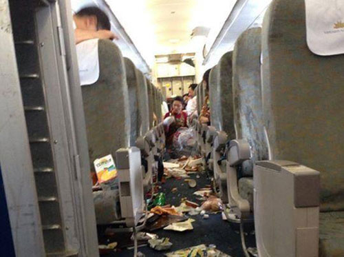 Máy bay Vietnam Airlines quot;rơi tự doquot; 122 mét - 1