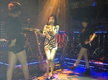 Bà Tưng bị cấm biểu diễn trên cả nước - 1