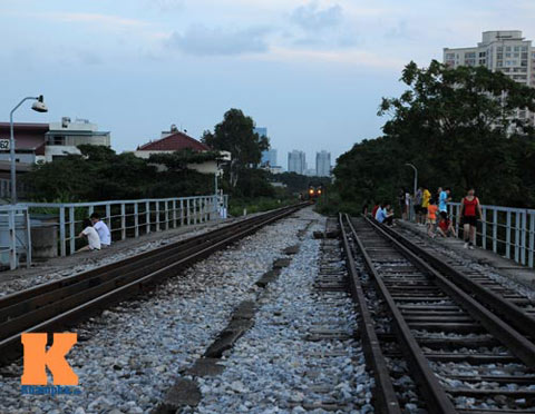 HN: Biến đường ray thành nơi tập thể dục, hóng mát - 1