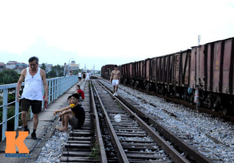 HN: Biến đường ray thành nơi tập thể dục, hóng mát - 11