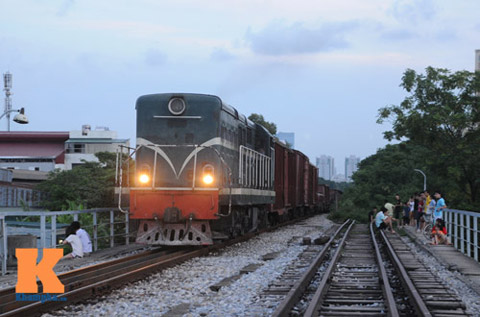 HN: Biến đường ray thành nơi tập thể dục, hóng mát - 12