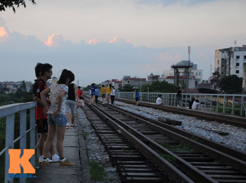 HN: Biến đường ray thành nơi tập thể dục, hóng mát - 5