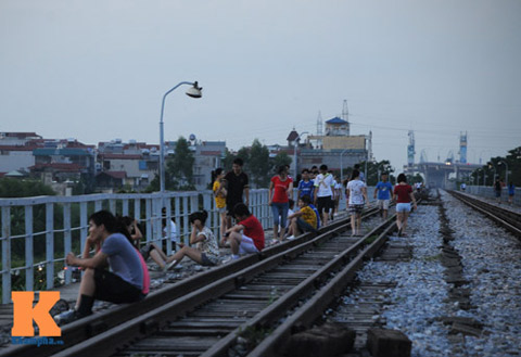 HN: Biến đường ray thành nơi tập thể dục, hóng mát - 2