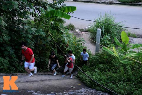 HN: Biến đường ray thành nơi tập thể dục, hóng mát - 3