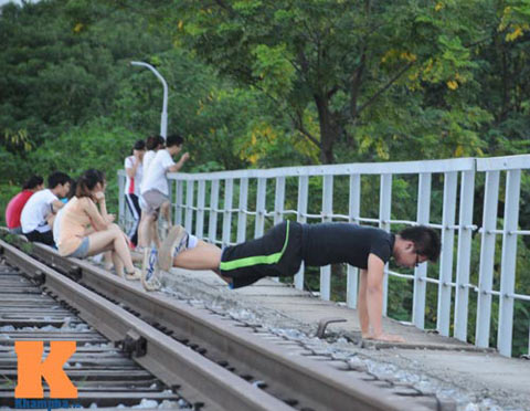 HN: Biến đường ray thành nơi tập thể dục, hóng mát - 4