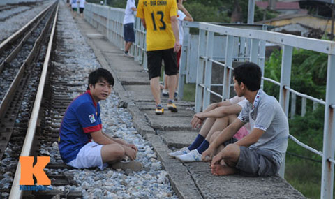 HN: Biến đường ray thành nơi tập thể dục, hóng mát - 9