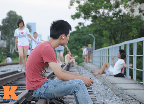 HN: Biến đường ray thành nơi tập thể dục, hóng mát - 8