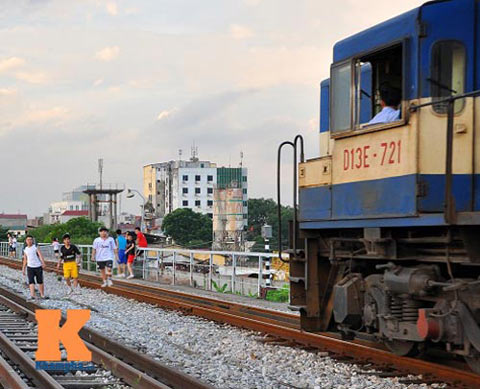 HN: Biến đường ray thành nơi tập thể dục, hóng mát - 13