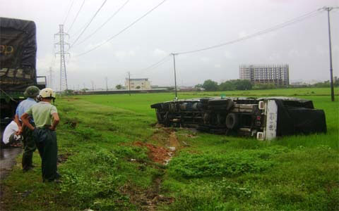 Bão số 6: Tìm thấy thi thể 1 người bị sóng đánh trôi - 1