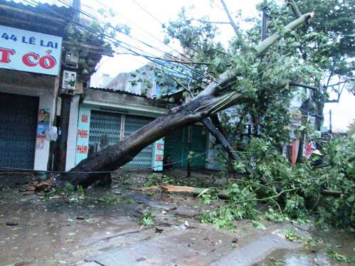 Bão số 6: Tìm thấy thi thể 1 người bị sóng đánh trôi - 3