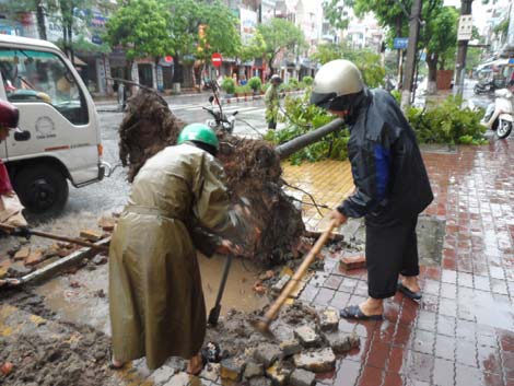 Bão số 6: Tìm thấy thi thể 1 người bị sóng đánh trôi - 4