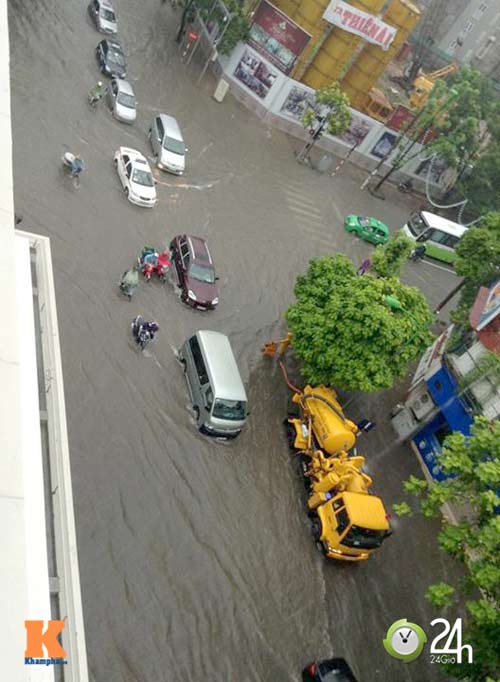 Mưa lớn, đường phố Hà Nội thành sông - 1