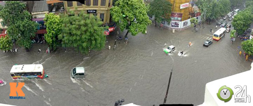 Mưa lớn, đường phố Hà Nội thành sông - 2