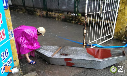 Mưa lớn, đường phố Hà Nội thành sông - 3