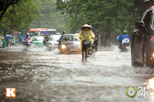 Mưa lớn, đường phố Hà Nội thành sông - 4