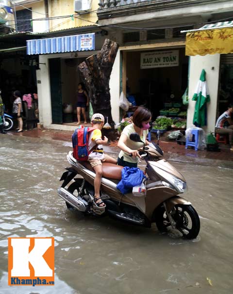 Hà Nội ngập sâu, phụ huynh #039;lội sông#039; đón con - 4