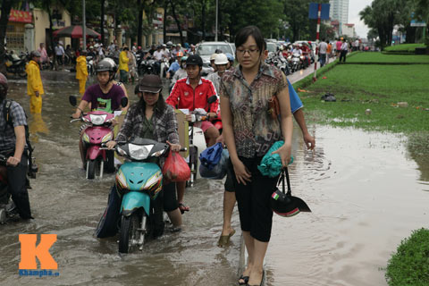 Hà Nội ngập sâu, phụ huynh #039;lội sông#039; đón con - 11