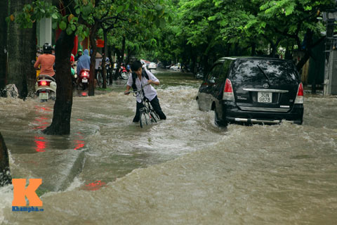 Hà Nội ngập sâu, phụ huynh #039;lội sông#039; đón con - 9