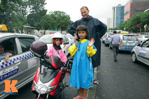 Hà Nội ngập sâu, phụ huynh #039;lội sông#039; đón con - 7