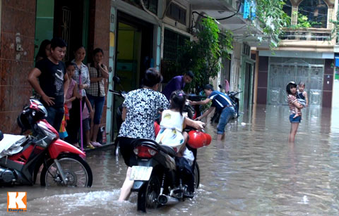 Hà Nội ngập sâu, phụ huynh #039;lội sông#039; đón con - 3